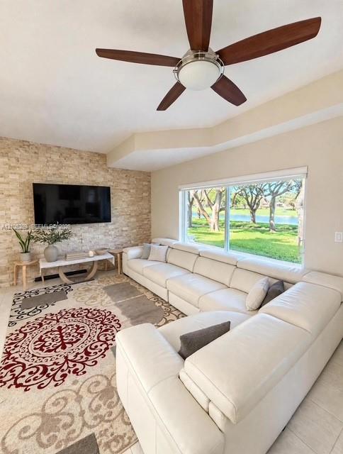 Sala del townhouse frente al lago en Adagio, Kendall