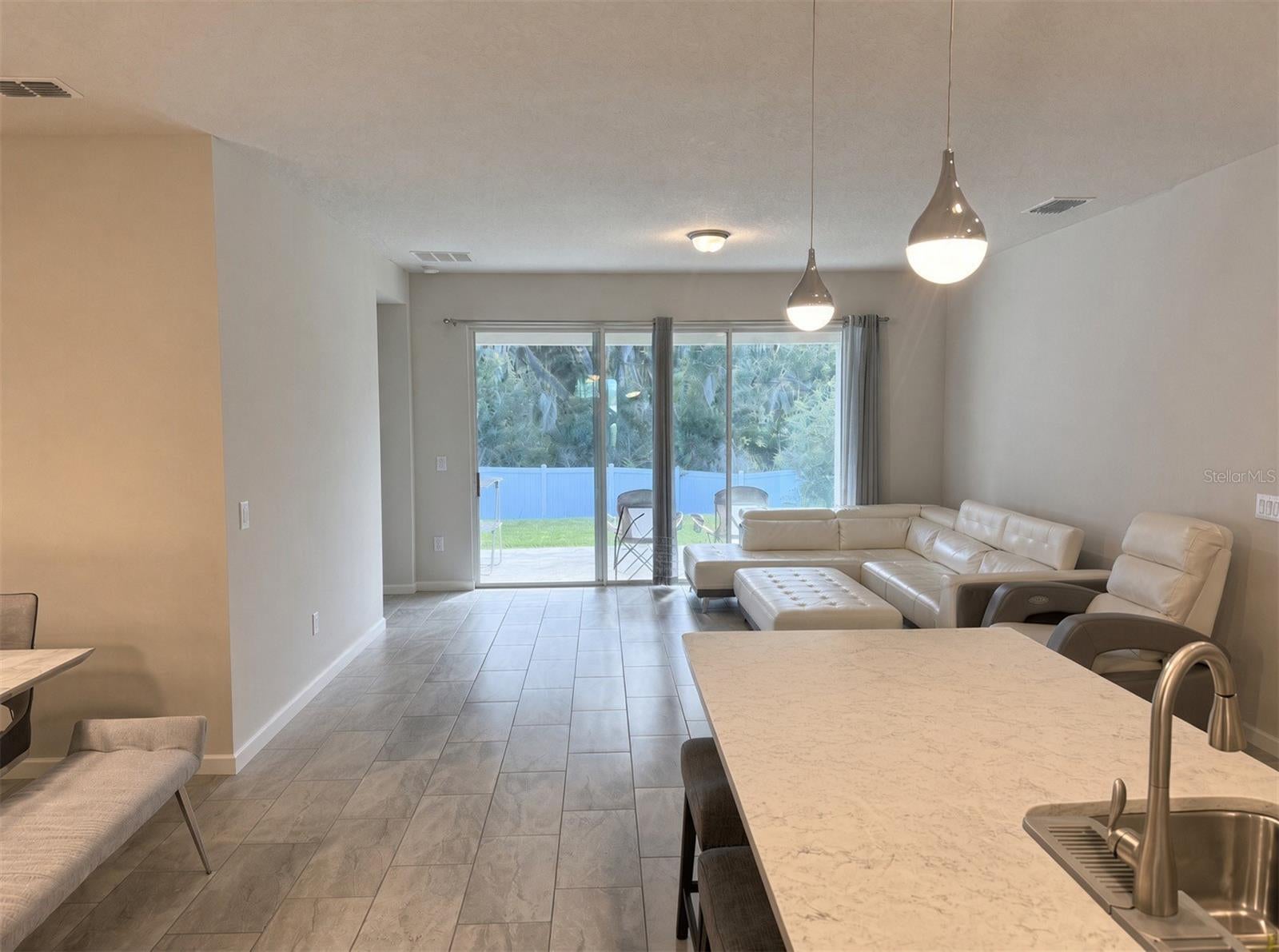 Sala de la casa en Satin Lily Drive