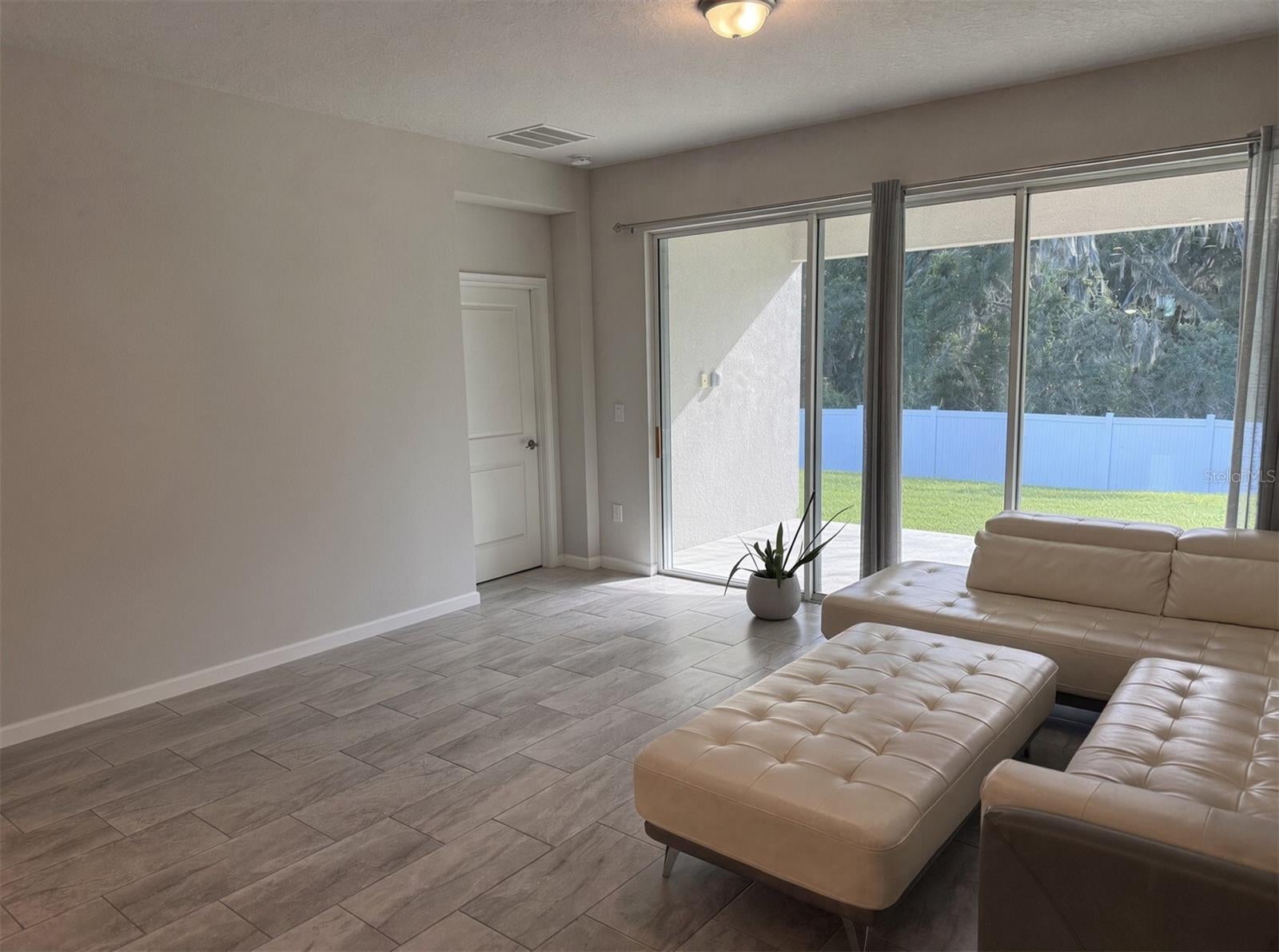 Área social de la casa en Satin Lily Drive