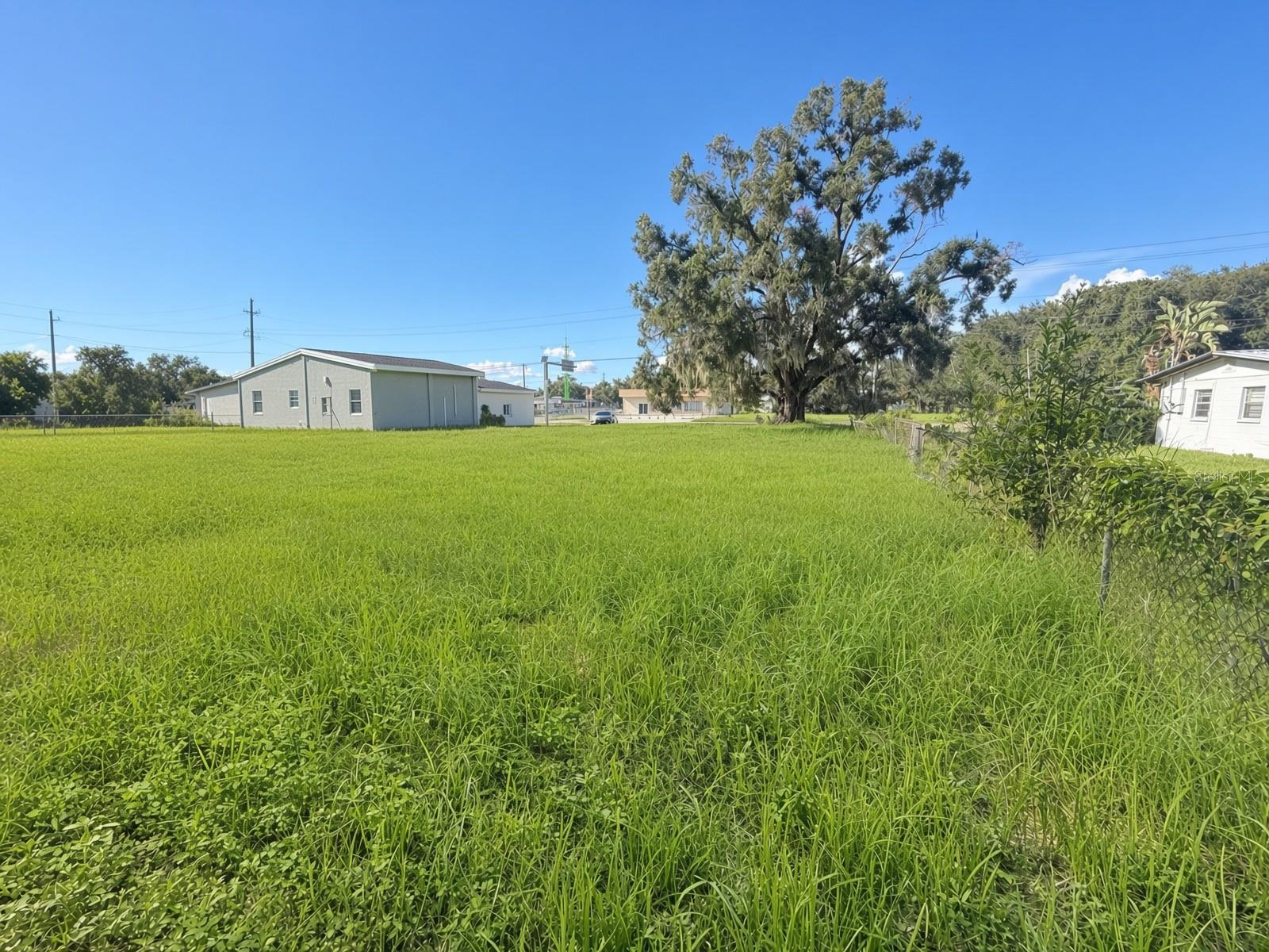 Vista amplia del terreno en Gibsonton Drive