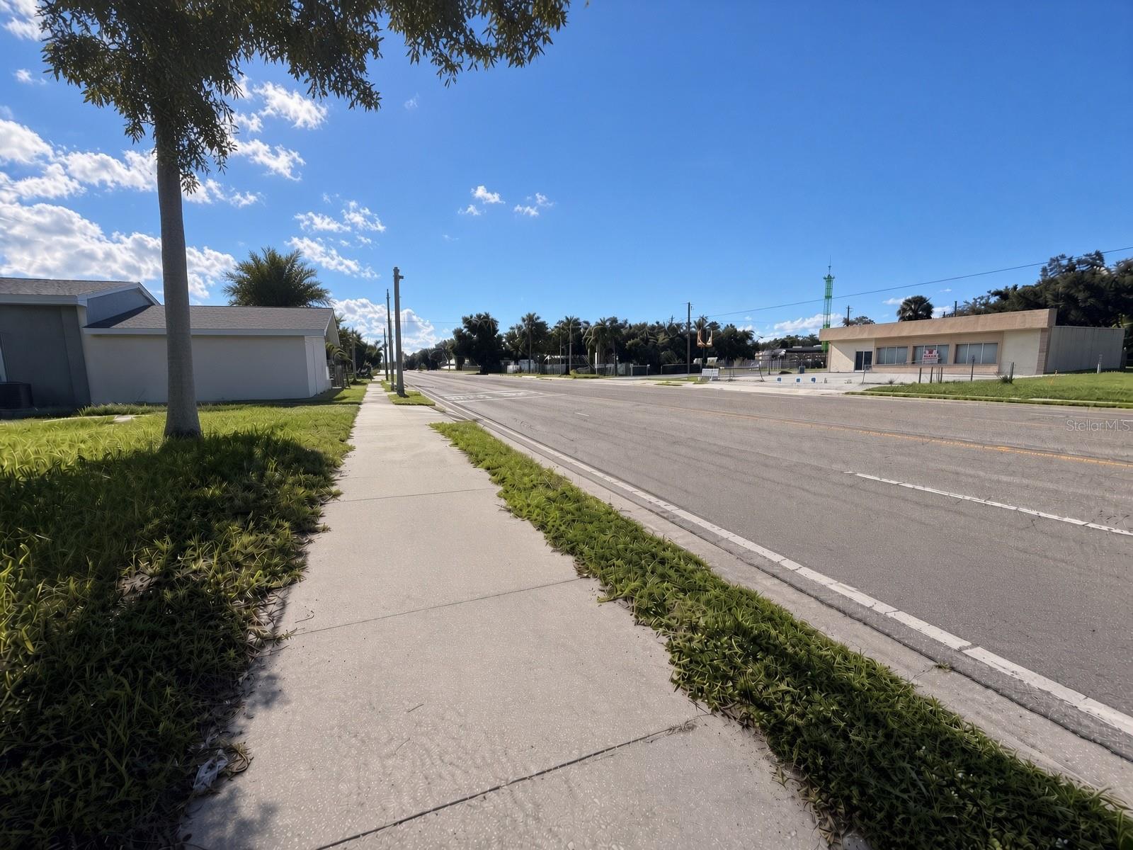 Vista desde la vía del terreno en Gibsonton Drive