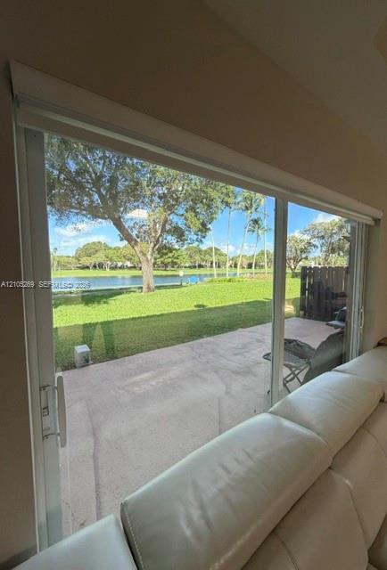 Vista al lago desde el interior del townhouse