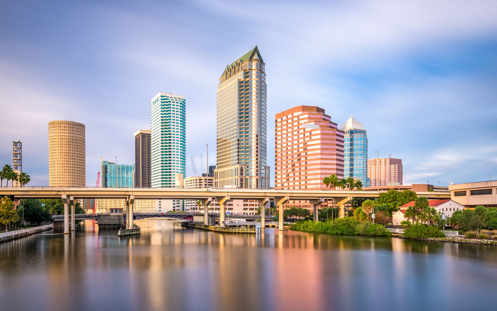 Vista del centro de Tampa junto al agua